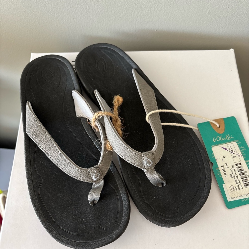 OluKai Women's Black and Gray Sandals